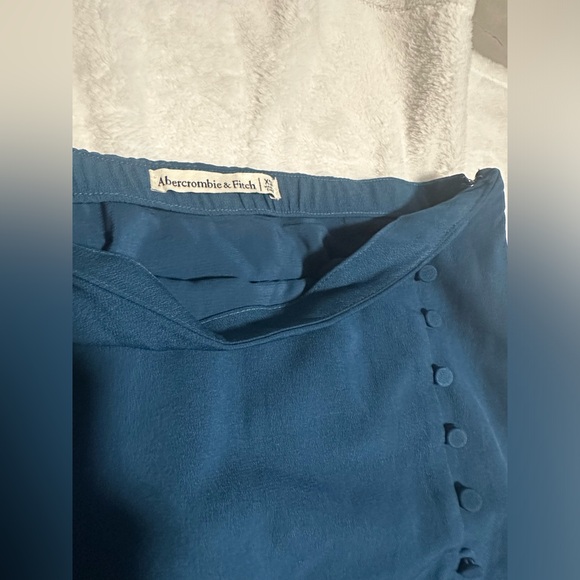 Abercrombie midi skirt with side slit and button details - Picture 3 of 5
